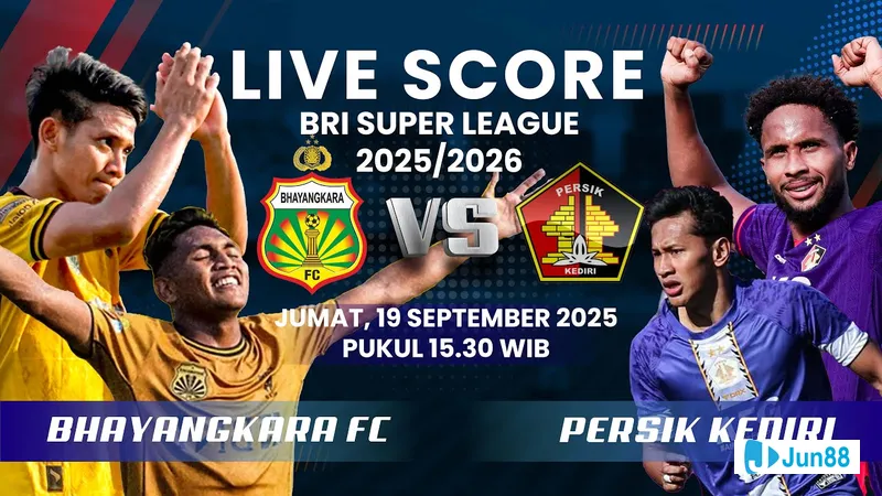 Hai đội cầu thủ Bhayangkara và Persik Kediri đang tranh tài gay gắt trên sân cỏ