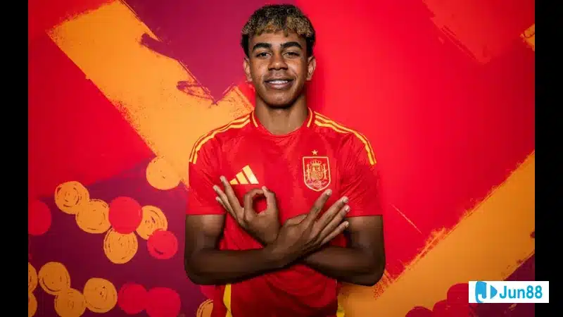 Lamine Yamal trong màu áo đội bóng nổi bật trong tin tức chuyển