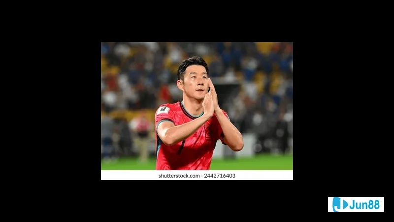 Cầu thủ Hàn Quốc đang chống chọi với cầu thủ Brazil trong trận đấu quyết liệt