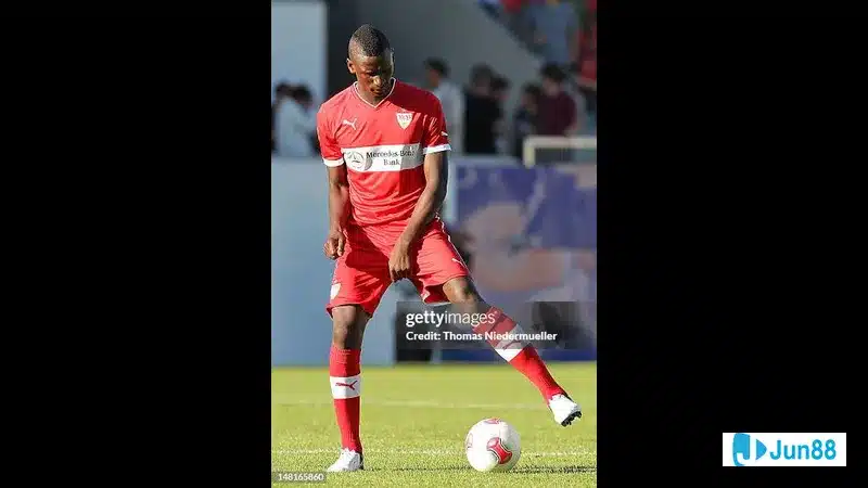 Cầu thủ của Stuttgart tung cú sút mạnh vào khung thành của Heidenheim Cầu thủ của Stuttgart tung cú sút mạnh vào khung thành của Heidenheim