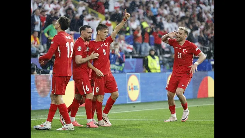 Cầu thủ Thổ Nhĩ Kỳ chiến đấu quyết liệt với cầu thủ Georgia trong trận đấu. Cầu thủ Thổ Nhĩ Kỳ chiến đấu quyết liệt với cầu thủ Georgia trong trận đấu.