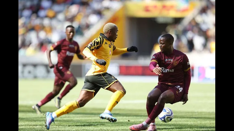 Cầu thủ Al Ittihad vượt qua cầu thủ Al Masry trong một tình huống tranh chấp trên sân cỏ