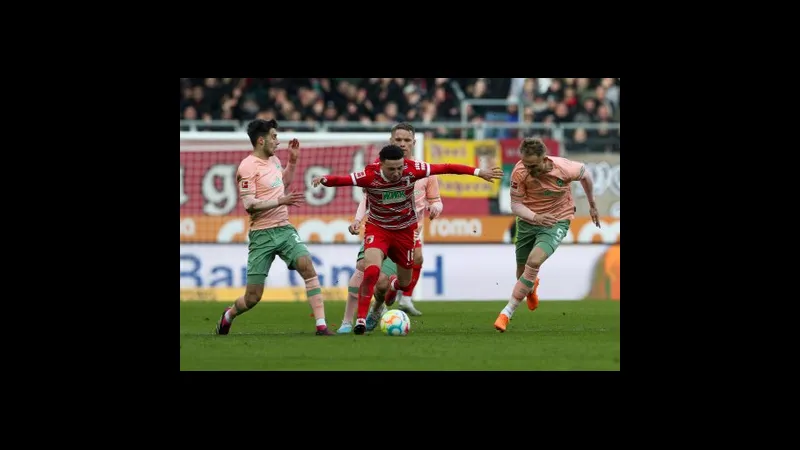 Cầu thủ của Augsburg và Werder Bremen đấu tranh gay gắt để giành quyền kiểm soát bóng. Cầu thủ của Augsburg và Werder Bremen đấu tranh gay gắt để giành quyền kiểm soát bóng.