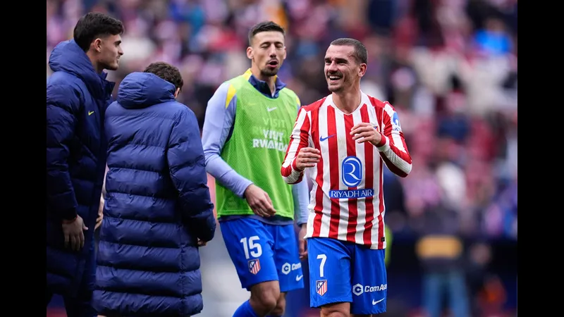 Cầu thủ Atletico Madrid đang tiến lên phía trước với bóng trước cầu thủ Baleares đang cố…