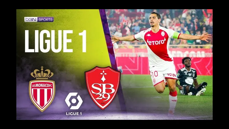 Cầu thủ của đội Brest với sức mạnh và tốc độ đi bóng qua hàng phòng ngự của đội Monaco Cầu thủ của đội Brest với sức mạnh và tốc độ đi bóng qua hàng phòng ngự của đội Monaco