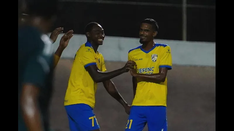 Cầu thủ của Defence Force vượt qua hậu vệ của Prisin Service trong trận đấu bóng đá Cầu thủ của Defence Force vượt qua hậu vệ của Prisin Service trong trận đấu bóng đá