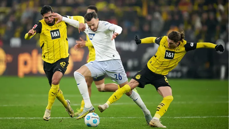 Cầu thủ của Dortmund vượt qua cầu thủ Hoffenheim với tốc độ và kỹ thuật cá nhân xuất sắc. Cầu thủ của Dortmund vượt qua cầu thủ Hoffenheim với tốc độ và kỹ thuật cá nhân xuất sắc.