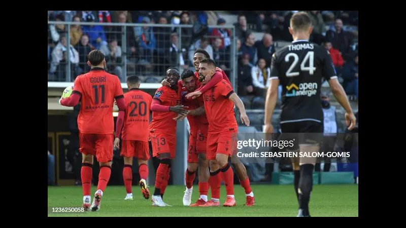 Cầu thủ đội Nice đang nỗ lực giữ bóng trước áp lực từ cầu thủ đội Angers