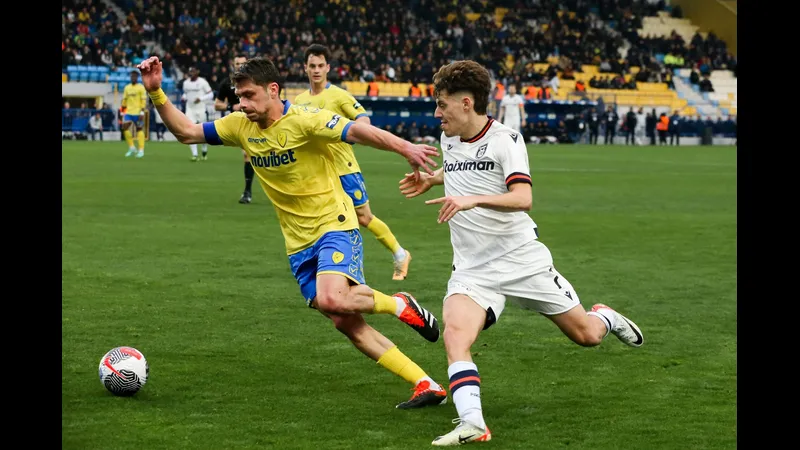 Cầu thủ của Panserraikos chiến đấu với cầu thủ của Panetolikos trong trận đấu