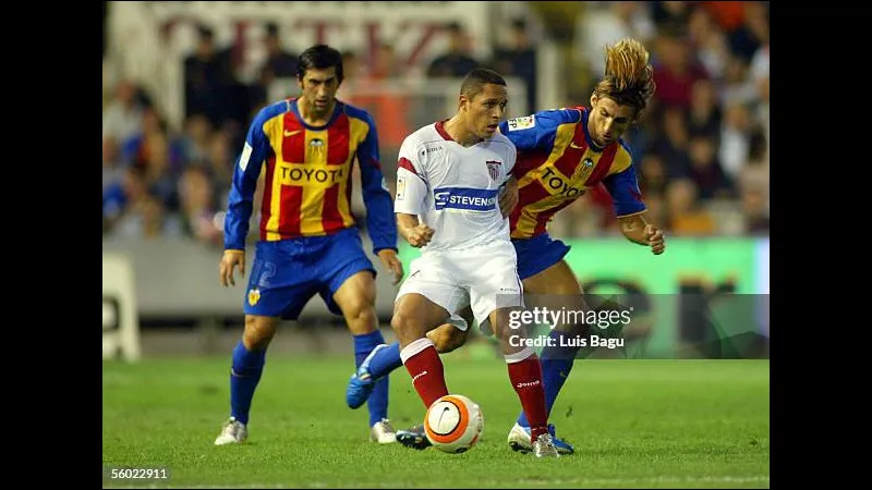 Cầu thủ Valencia chạy nhanh với bóng trước sự áp đảo từ hậu vệ của Sevilla