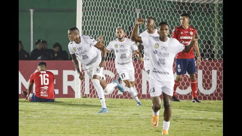 Cầu thủ của Xelaju vượt qua hậu vệ Antigua bằng kỹ thuật đi bóng tinh tế