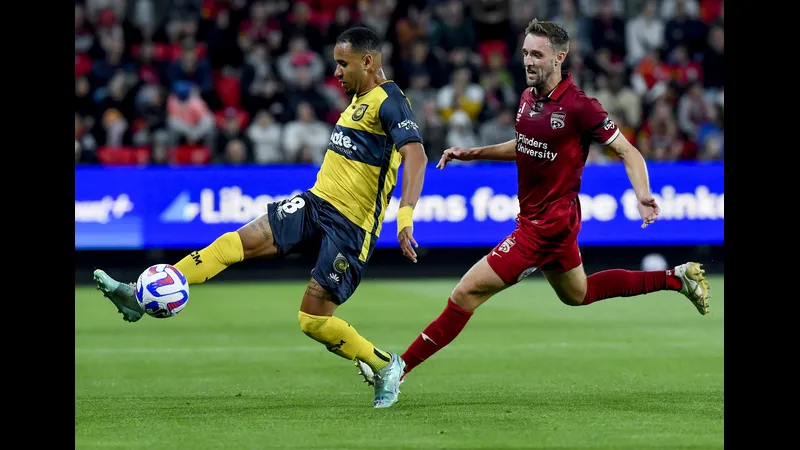Trận đấu bóng đá giữa Adelaide United và