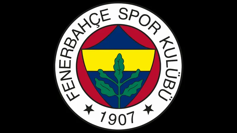 Cầu thủ Fenerbahce vượt qua phòng ngự của FCSB