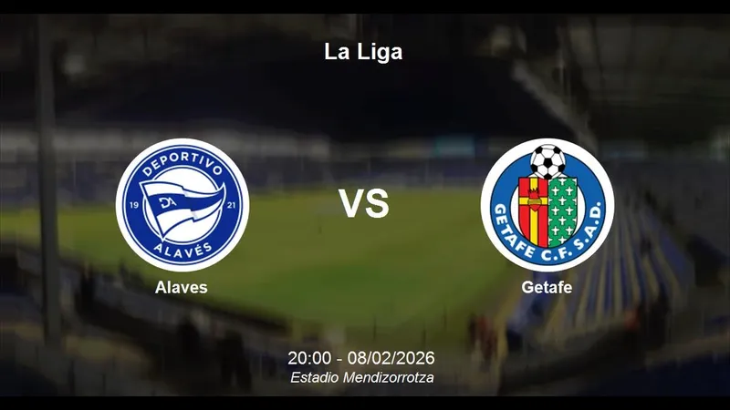 Cầu thủ Alaves và Getafe tranh chấp bóng trên sân cỏ