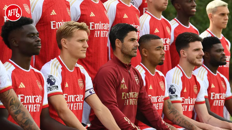 Cầu thủ Arsenal đang tiến lên phối hợp tấn công với Brentford Cầu thủ Arsenal đang tiến lên phối hợp tấn công với Brentford