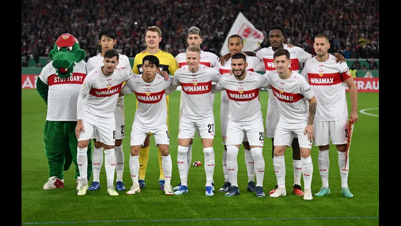 Cầu thủ Celtic và Stuttgart đua tranh quả bóng trên sân Cầu thủ Celtic và Stuttgart đua tranh quả bóng trên sân