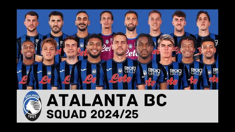 Cầu thủ Atalanta và Verona tranh chấp bóng trước khung thành Cầu thủ Atalanta và Verona tranh chấp bóng trước khung thành