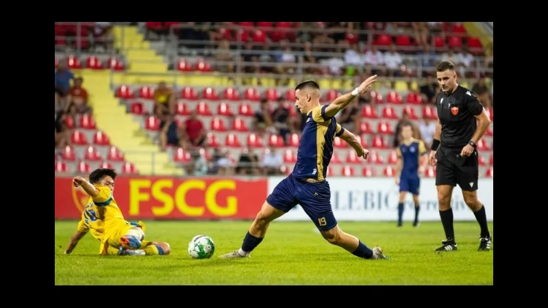 Cầu thủ của Internacional và FK Podgorica tranh chấp bóng trên sân