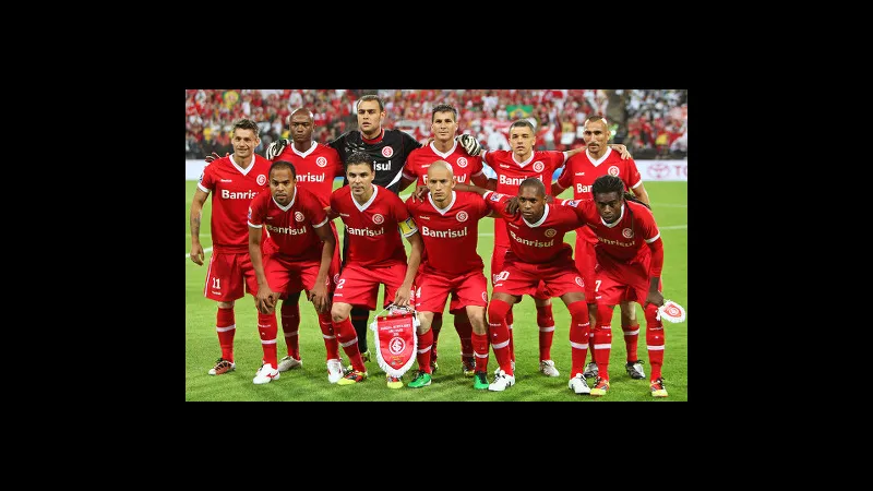 Cầu thủ đội Internacional vượt qua sự phòng ngự của FK Podgorica