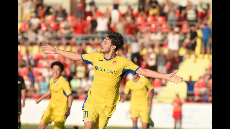 Cầu thủ Internacional và FK Podgorica tranh chấp bóng trên sân