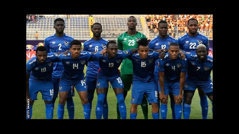 Cầu thủ Kuwait và Namibia cạnh tranh gay gắt trên sân cỏ Cầu thủ Kuwait và Namibia cạnh tranh gay gắt trên sân cỏ