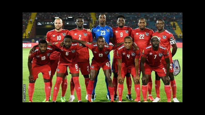 Cầu thủ Kuwait và Namibia tranh chấp bóng trên sân cỏ Cầu thủ Kuwait và Namibia tranh chấp bóng trên sân cỏ