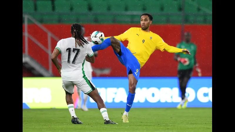 Cầu thủ Uzbekistan và Gabon đối đầu trên sân cỏ