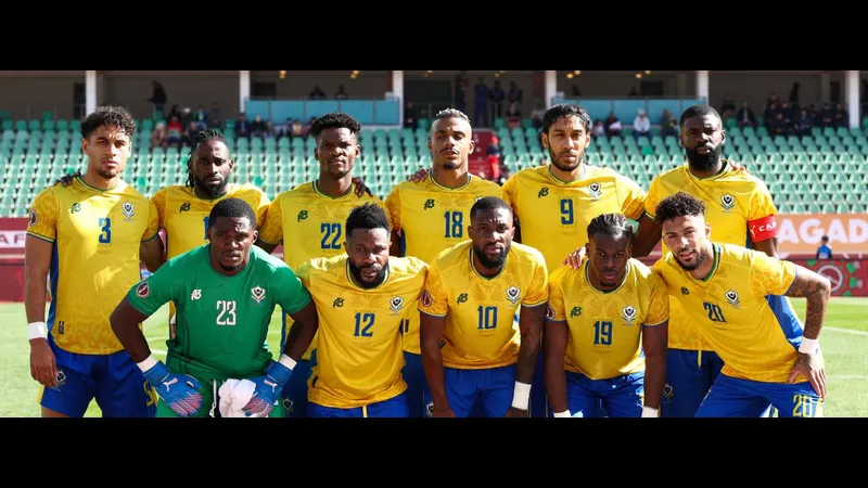 Cầu thủ Uzbekistan và Gabon đang tranh chấp quả bóng trên sân cỏ